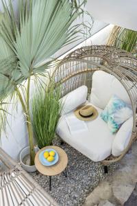 una sedia in vimini in vimini seduta su un patio con piante di Villa Galla a Spalato (Split)