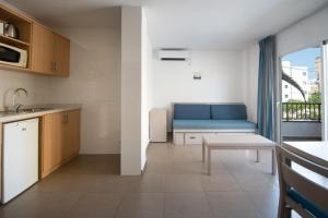 Kuchyň nebo kuchyňský kout v ubytování Apartamentos Vistamar II