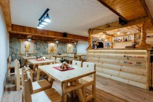 En restaurang eller annat matställe på Jánošíkova Valaška Hills Apartments