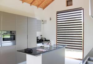 Η κουζίνα ή μικρή κουζίνα στο Enjoy the Silence, Naivasha by YourHost