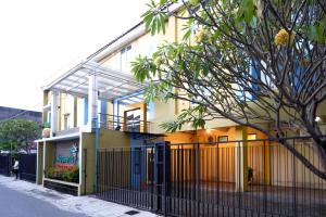 Gallery image of Pineapple Mansion Solo Mitra RedDoorz near RS JIH Solo in Solo