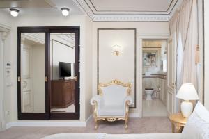 1 dormitorio con silla y espejo en Hotel Volga, en Engels