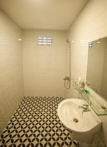 Bathroom sa FaMi Nguyễn Homestay Châu Đốc