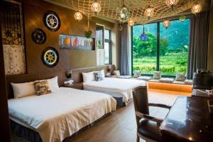 ein Hotelzimmer mit 2 Betten und einem Fenster in der Unterkunft The Dawn B&B in Jian