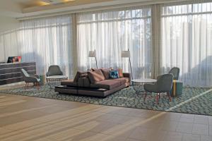 Area soggiorno di Holiday Inn Orlando – Disney Springs® Area by IHG