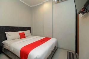 Llit o llits en una habitació de RedDoorz Plus near Radio Dalam 3