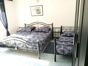 een slaapkamer met 2 bedden en een raam bij Ferienhaus Bozena Appartment 2 in Vrsar