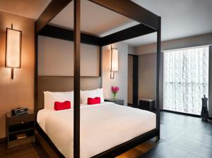 Postel nebo postele na pokoji v ubytování Himalayas Hotel Shanghai