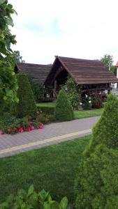 シュヴェントイにあるAstra-Poilsis Sventojojeの花の咲く庭園のある建物