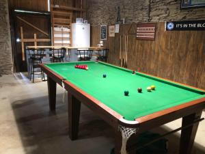 Billard dans l'établissement Moulin des Forges Gites, Camping et Glamping