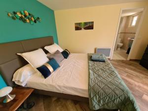 - une chambre dotée d'un lit avec un mur bleu dans l'établissement Villa Lavanda, à Trans-en-Provence