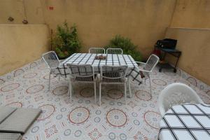 un patio con mesa y sillas en un suelo de baldosa en Maison de vacances de 3 chambres à Orihuela Costa - Torrevieja !, en Orihuela