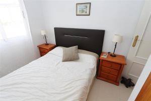 1 dormitorio pequeño con 1 cama y 2 mesitas de noche en Maison de vacances de 3 chambres à Orihuela Costa - Torrevieja !, en Orihuela