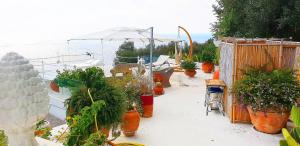 A garden outside VILLA MARINA PICCOLA ai FARAGLIONI