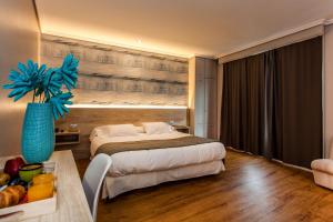 Posteľ alebo postele v izbe v ubytovaní Hospedium Hotel La Marina Costa da Morte