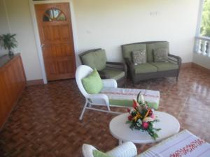 Ein Sitzbereich in der Unterkunft Classique International in Dominica