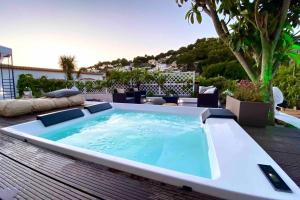 a large hot tub sitting on a deck at CASA MASGABA in Capri