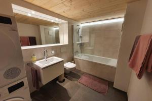 Koupelna v ubytování Wohnstation DIAMOND SUITE + 20 fotografií