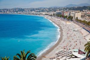 - une vue aérienne sur une plage avec des hommes et l'océan dans l'établissement Le Cap Californie, à Nice
