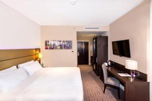 Un pat sau paturi într-o cameră la Premier Inn Dubai Al Jaddaf
