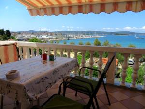d'une table et de chaises sur un balcon avec vue sur l'eau. dans l'établissement Beach apartment Roza Biograd oneroom+, à Biograd na Moru