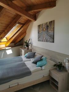 1 dormitorio con 1 cama grande con almohadas azules en Sylván, en Lednice