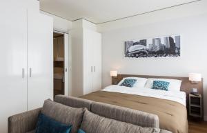 Un pat sau paturi într-o cameră la Brera Serviced Apartments Frankfurt Oper