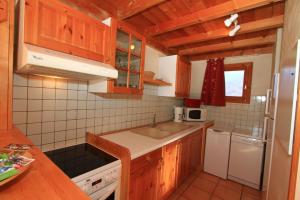 Kuchyň nebo kuchyňský kout v ubytování L'Aoùro Hameau des Chazals Nevache Hautes Alpes