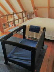 ein Schlafzimmer mit einem Bett im Dachgeschoss in der Unterkunft Tree Hut Cottage in Masterton