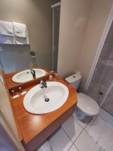 La salle de bains est pourvue d'un lavabo et de toilettes. dans l'établissement La Consigne Caen Gare SNCF Centre, à Caen