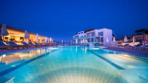 Bazén v ubytování HARMONY CREST RESORT & SPA Adults Only nebo v jeho okolí