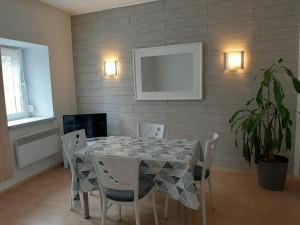 a dining room with a table and chairs at Townhouse for fitters / Haus für Monteure in Schraplau in Schraplau