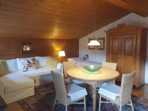 salon ze stołem i kanapą w obiekcie Appartement Pension Bäckenhäusl FERIENWOHNUNGEN Chalets Hütten Komfortzimmer w mieście Uttendorf