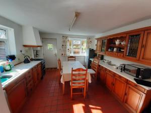 Kuchyň nebo kuchyňský kout v ubytování Plumtree Cottage