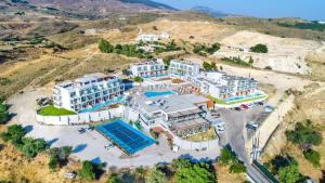 Bazén v ubytování HARMONY CREST RESORT & SPA Adults Only nebo v jeho okolí