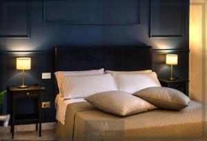 A bed or beds in a room at MONART HOSPITALITY Cavour