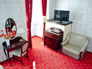 Televízia a/alebo spoločenská miestnosť v ubytovaní Hotel Zamek Królewski w Rydzynie
