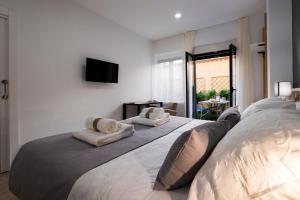 sypialnia z dużym łóżkiem z 2 poduszkami w obiekcie Luxor Torre del Clavero Apartments w Salamance