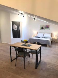een slaapkamer met een bed en een tafel en een bed en een tafel sidx sidx bij Letra Apartments in Ohrid