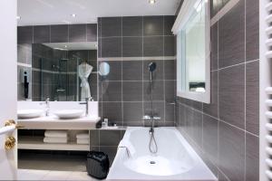
A bathroom at Hotel Aston La Scala
