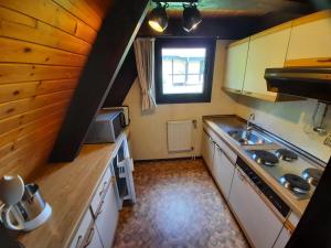 Η κουζίνα ή μικρή κουζίνα στο Ferienhaus Winnetou 114