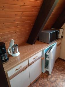 - une cuisine équipée d'un four micro-ondes et d'un comptoir dans l'établissement Ferienhaus Winnetou 114, à Waldbrunn