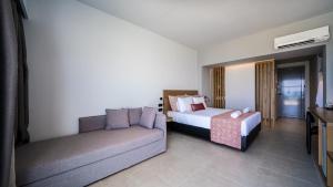 Postel nebo postele na pokoji v ubytování HARMONY CREST RESORT & SPA Adults Only