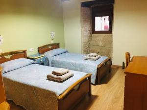 Habitación con 2 camas y toallas. en Casa Berganzo, Rioja Alavesa, en Berganzo