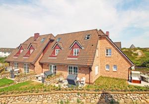 赫尔努姆Apartmenthaus Budersandstraße 53的山顶上一座大型砖屋