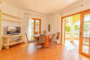 jadalnia ze stołem i krzesłami w obiekcie Marravilloso chalet Mes Blanc w mieście Son Serra de Marina