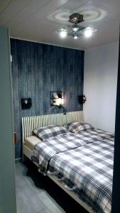 a bedroom with a bed and a ceiling at Maas Chalet Aldeneik in Maaseik