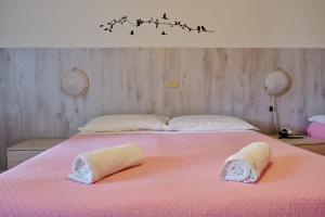 Postel nebo postele na pokoji v ubytování Hotel Dolomiti