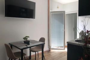 Televízia a/alebo spoločenská miestnosť v ubytovaní Apartments Ivan