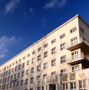 un gran edificio con un cielo azul en el fondo en Nawojka Hotele Studenckie, en Cracovia